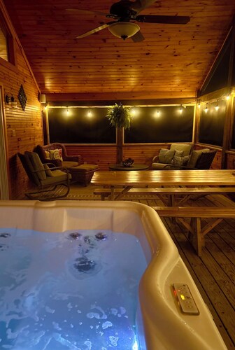 Cozy Chalet, Hot Tub, 25min to N. Conway, 15min to pleasant mountain, Dogs ok