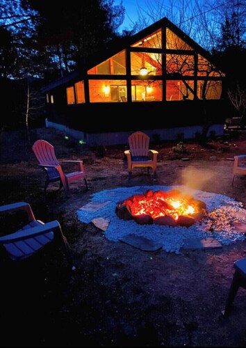 Cozy Chalet, Hot Tub, <30min to N. Conway, Pets ok