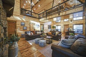 Lobby - Treehouse View- Secluded Luxury Cabin w/ Game Room + Hot Tub + Creek (Broken Bow)