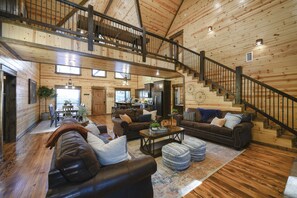 Smart TV, fireplace, video games - Treehouse View- Secluded Luxury Cabin w/ Game Room + Hot Tub + Creek (Broken Bow)