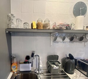 Een koelkast, een microgolfoven, een oven, een kookplaat