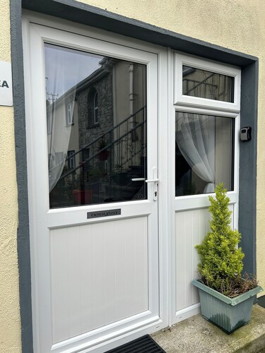 Buttermilk Lodge One Bedroom Apartment, private entrance, 5 mins walk to Clifden