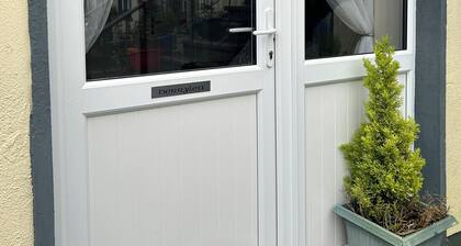 Buttermilk Lodge One Bedroom Apartment, private entrance, 5 mins walk to Clifden