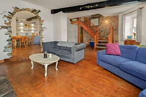 Smart TV, fireplace, books - Victorian style home, where shabby chic meets the beach (Torquay)
