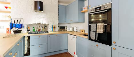 Een koelkast, een magnetron, een oven, een kookplaat
