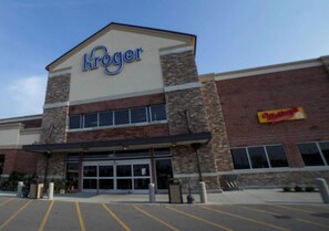 Un magasin Kroger avec une façade en briques et de grandes fenêtres.