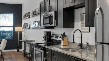 Réfrigérateur, micro-ondes, four, plaque de cuisson