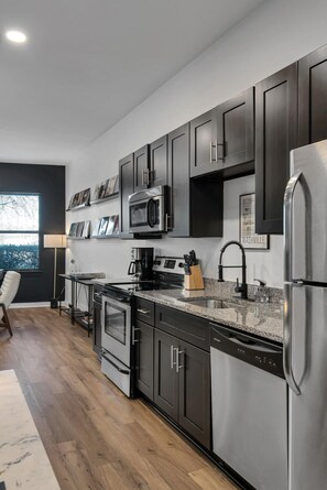 Refrigerador, microondas, horno y parrilla de estufa 