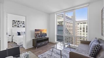 Appartement luxueux, 1 grand lit et 1 canapé-lit | Aire de séjour | Téléviseur ACL de 50 po avec télévision par câble, téléviseur