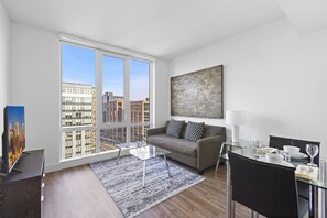 Apartamento superluxo, 1 cama Queen e sofá-cama | Área de estar | TV LCD 50 polegadas com canais a cabo, TV