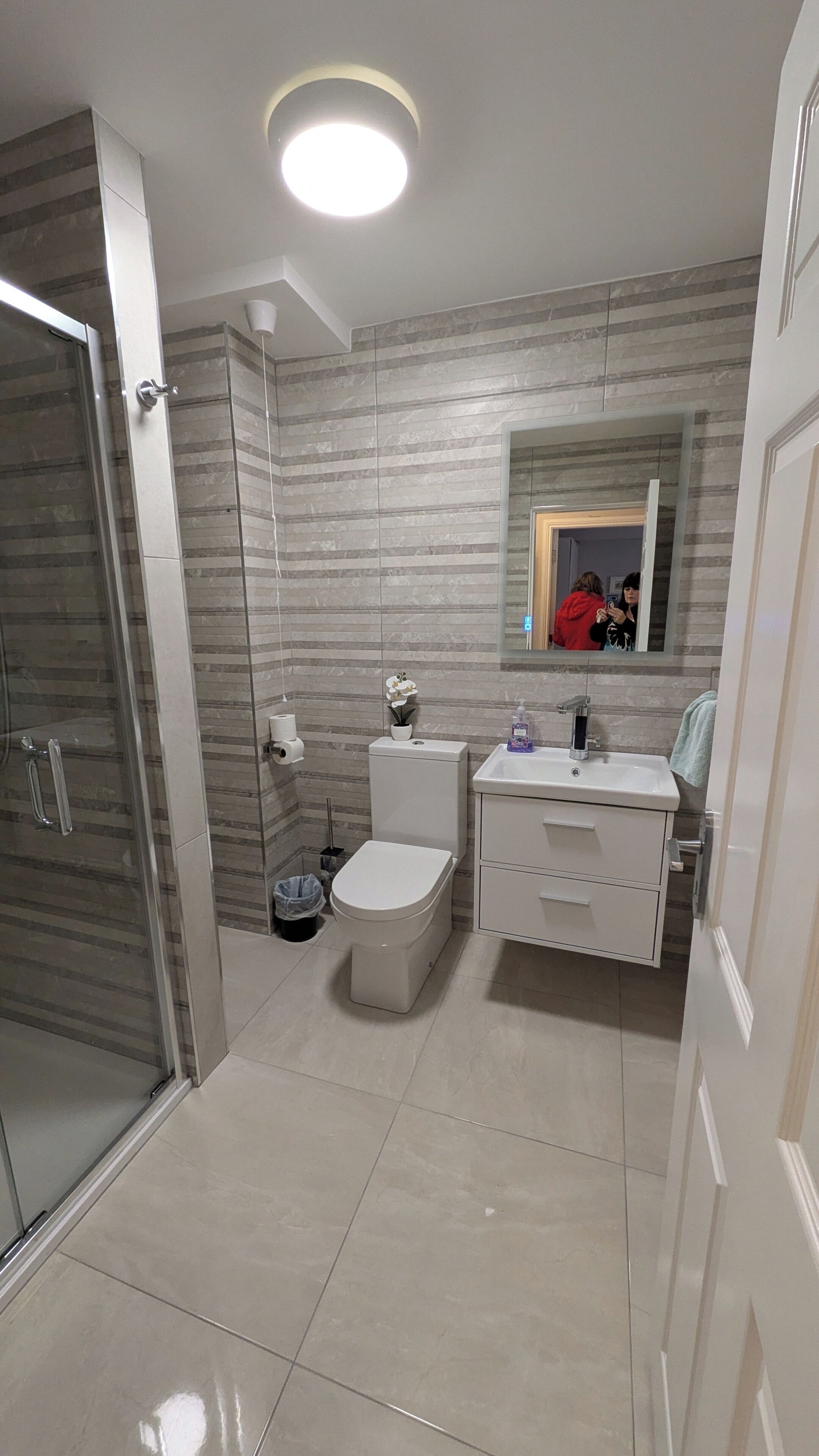Ensemble douche/baignoire, sèche-cheveux, serviettes fournies, savon