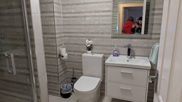 Ensemble douche/baignoire, sèche-cheveux, serviettes fournies, savon