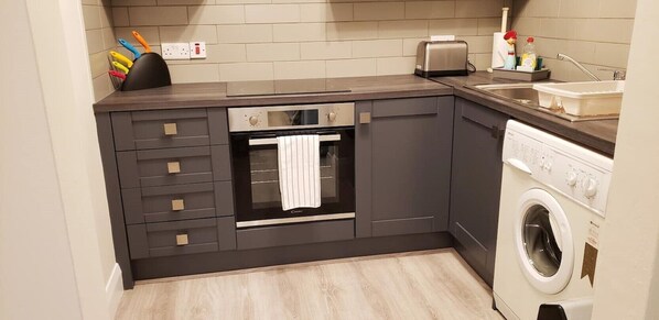 Kühlschrank, Mikrowelle, Ofen, Herdplatte