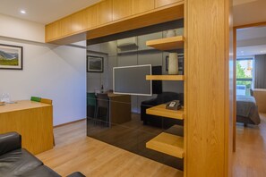 1 chambre, bureau, fer et planche à repasser, lit parapluie