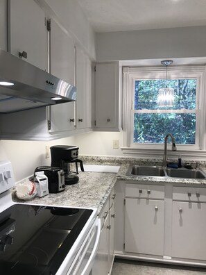 冰箱、微波炉、烤箱、炉灶