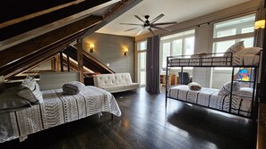 3 habitaciones, escritorio y tabla de planchar con plancha