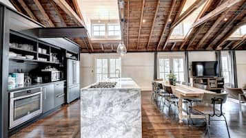 Een koelkast, een magnetron, een oven, een kookplaat