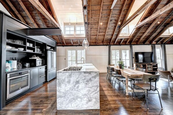 Refrigerador, microondas, horno y parrilla de estufa 