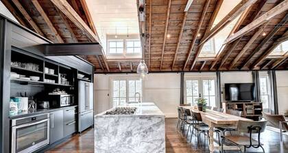Modern Farm house in heart of the City- Sleeps 12