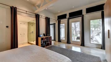 3 slaapkamers, een bureau, een strijkplank/strijkijzer, reisbedje