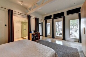 3 habitaciones, escritorio y tabla de planchar con plancha 