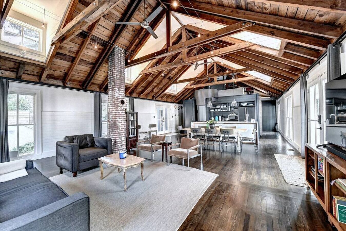 Älytelevisio, kirjoja, työhuone, tietokoneen näyttö