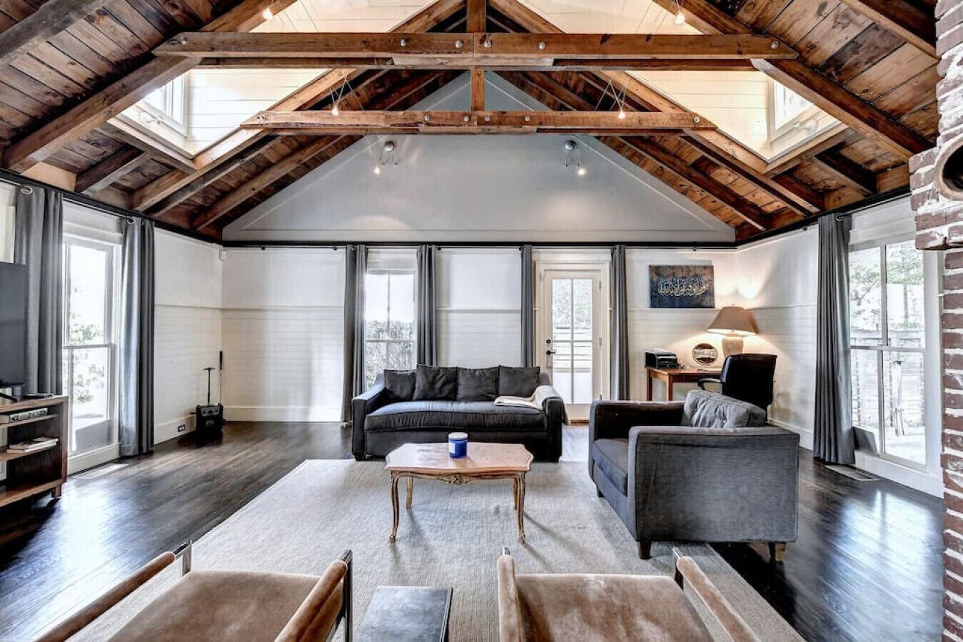 Een smart-tv, boeken, een kantoor en een computerscherm