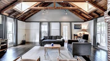 Een smart-tv, boeken, een kantoor en een computerscherm