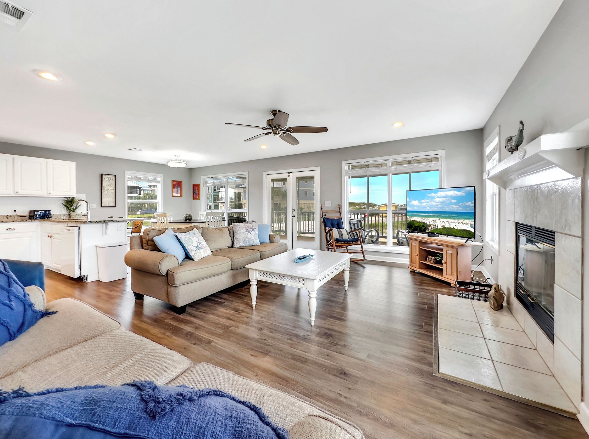 Televisión, chimenea, videojuegos y videoteca 