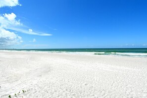 På stranden