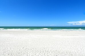On the beach - Beach and Garden View 2 Bedroom Condo (Longboat Key)