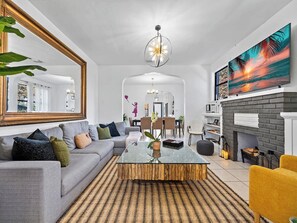 Smart TV - Villa Tranquillo | Calle Ocho | Pool & Hot Tub (Miami)