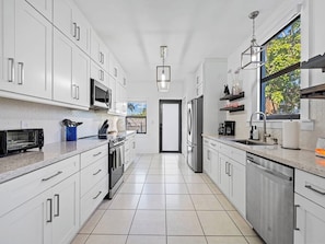 Refrigerador, microondas, horno, placa de cocina