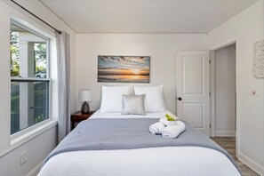 5 bedrooms, desk, iron/ironing board, travel crib - New Home in MidTown- Sleeps 11 For Rent in Atlanta (Atlanta)