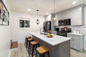 Fridge, microwave, oven, stovetop - New Home in MidTown- Sleeps 11 For Rent in Atlanta (Atlanta)