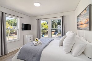 5 bedrooms, desk, iron/ironing board, travel crib