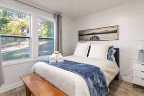 5 bedrooms, desk, iron/ironing board, travel crib