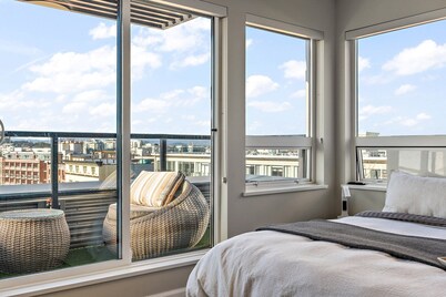 Luxurious, Ocean View 2 Story Penthouse - Downtown - Secure Parking 