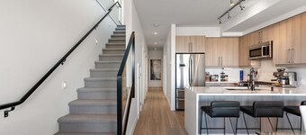 Luxurious, Ocean View 2 Story Penthouse - Downtown - Secure Parking 