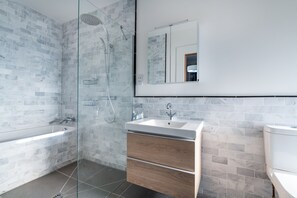 Bathtub, hair dryer, towels, soap - Superbly located St Andrews 2 bedroom apartment.  Beach and golf close by! (St Andrews)