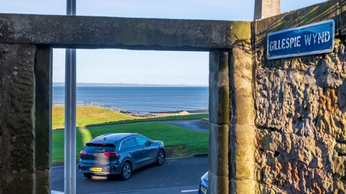 Superbly located St Andrews 2 bedroom apartment.  Beach and golf close by!