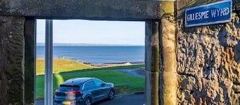 Superbly located St Andrews 2 bedroom apartment. Beach and golf close by!