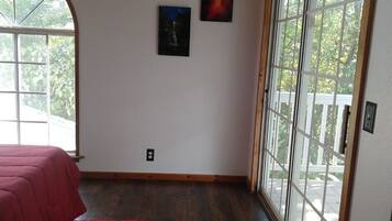 2 bedrooms, desk, free WiFi, bed sheets