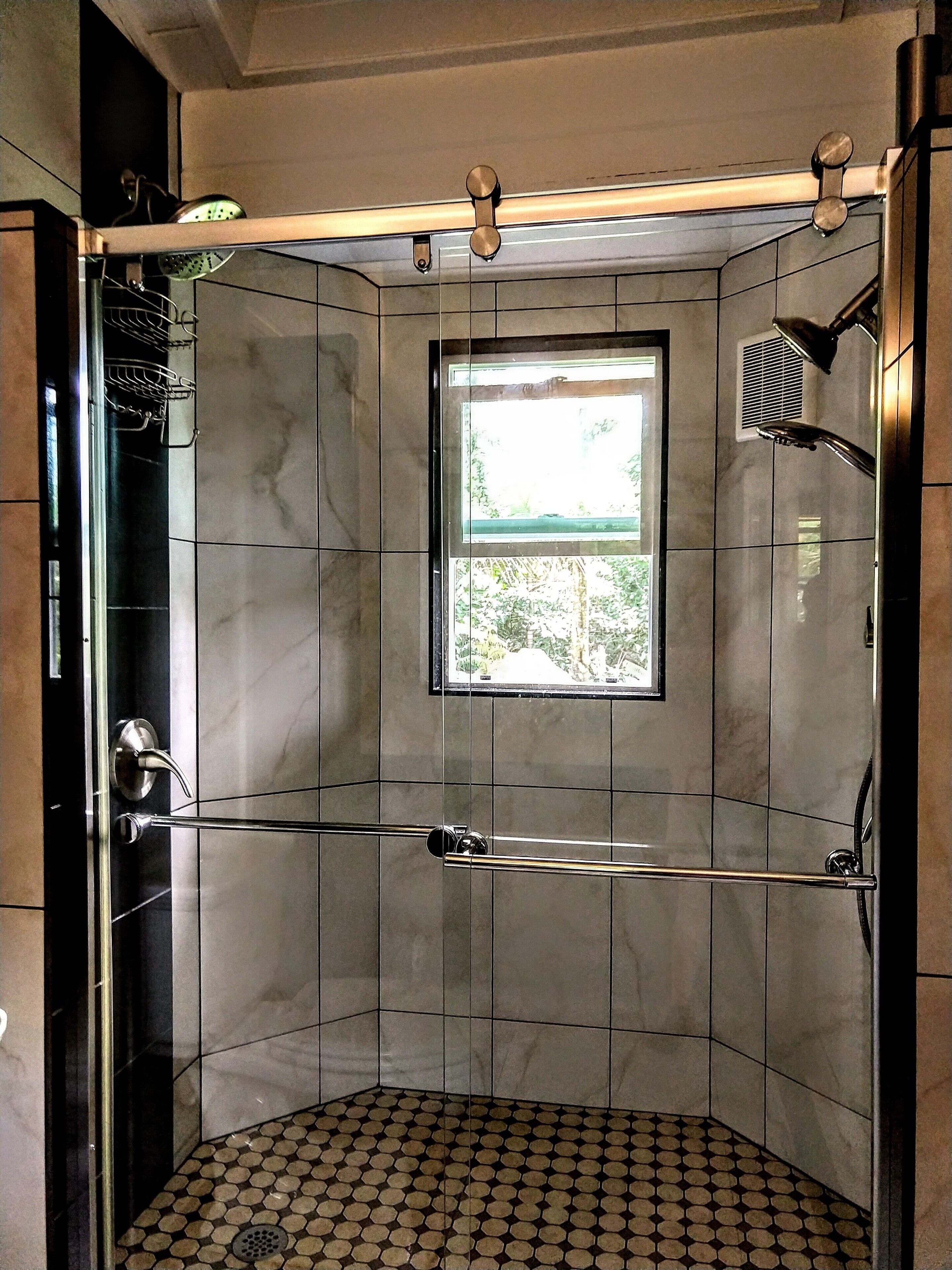 Ensemble douche/baignoire, sèche-cheveux, serviettes fournies, savon