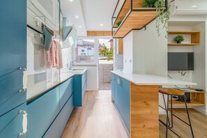 Kühlschrank, Mikrowelle, Ofen, Herdplatte