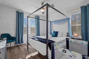 A four-poster bed with a canopy, a desk with a chair, and a window with curtains. - 5 min Downtown Duke DPAC, FREE Parking, Fast Wi-Fi, 120+TV Channels (Durham)