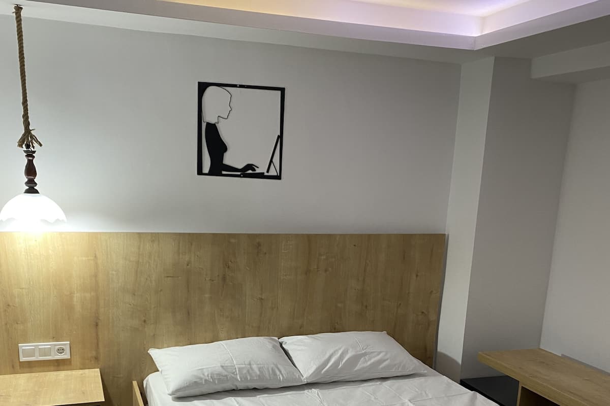 Escritorio, wifi gratis y ropa de cama