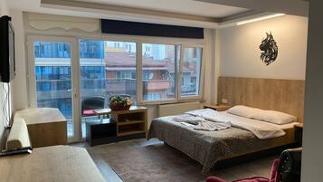 Premium Studio Suite | Desk, free WiFi, bed sheets