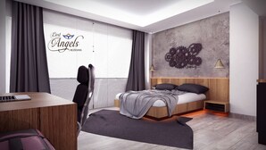 Un dormitorio moderno con cama, escritorio y silla, que presenta una pared de hormigón con engranajes y un logotipo.