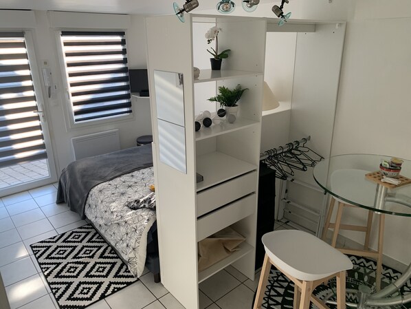 1 bedroom, free WiFi, bed sheets - Florent's studio (Vaugneray)